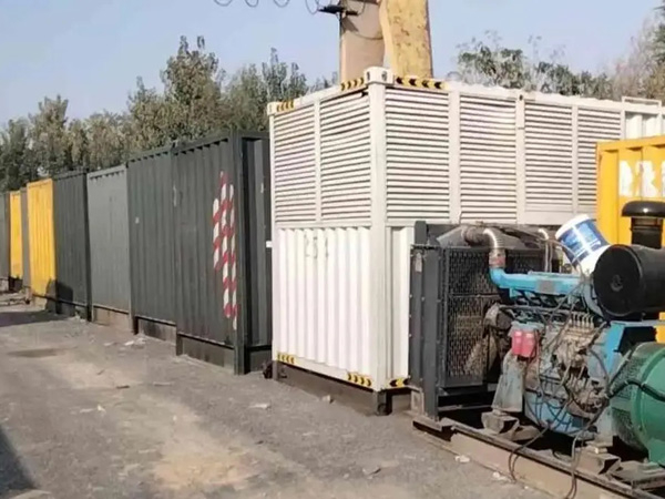 东英镇200KW柴油发电机机组每小时油耗是多少？